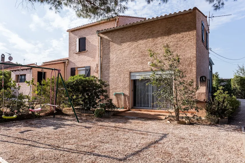 cottage at the foot of the clape - Image 1