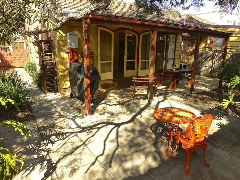 Country Style 2 Bedroom House - off street parking - Image 1