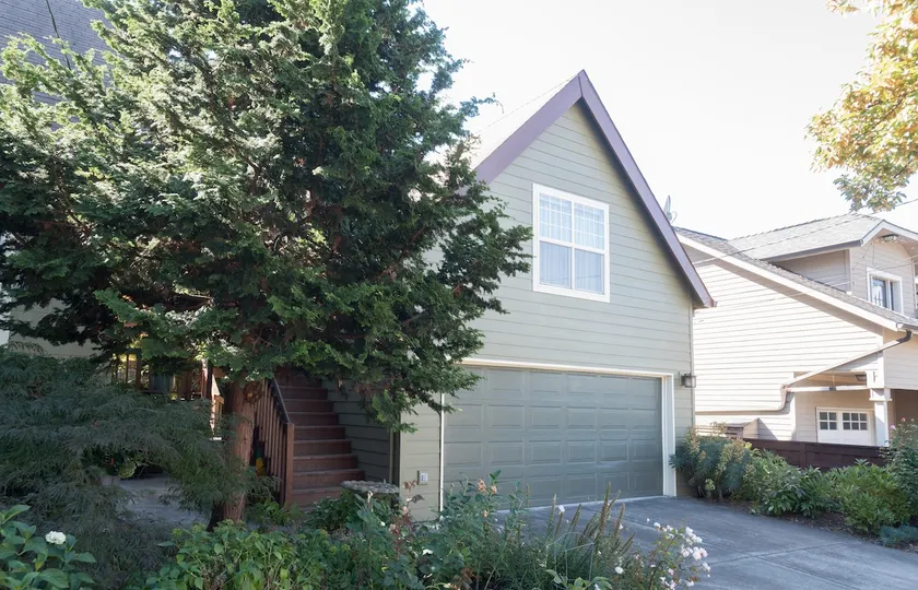 Mt. Tabor Private Apartment - Image 1
