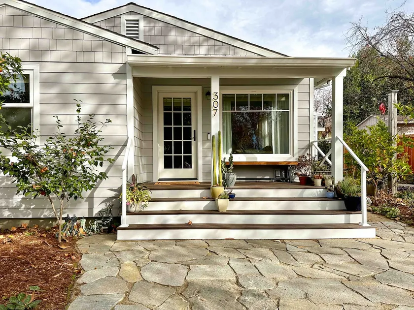 The Alley House: Historic District Garden Bungalow - Image 1