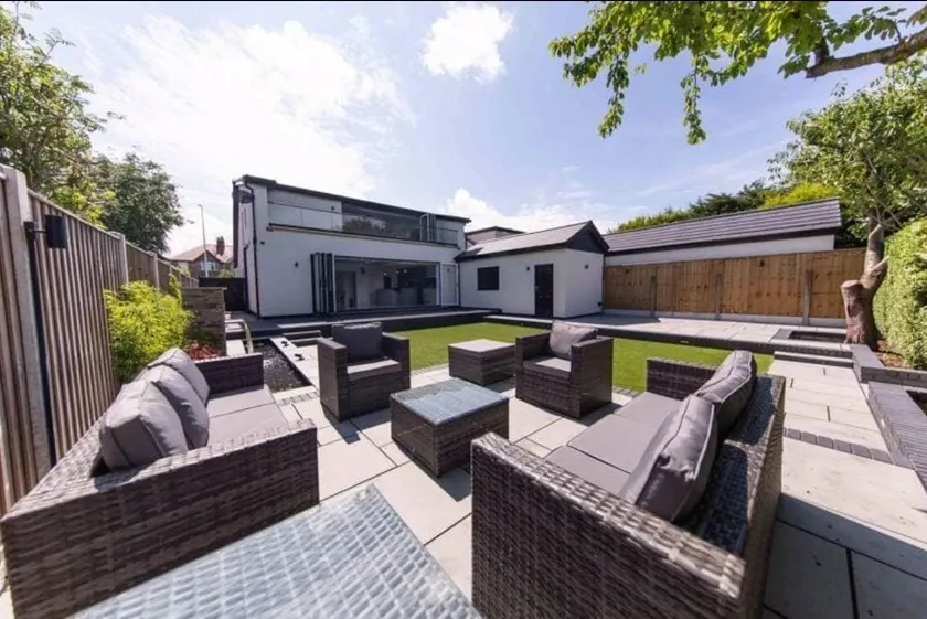 3 bed detached modern house with open kitchen diner and spacious first floor lounge with balcony. - Image 1