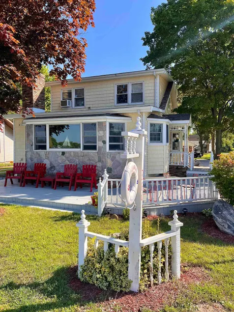 Cozy 3 bedroom home on Crystal Lake - Image 1