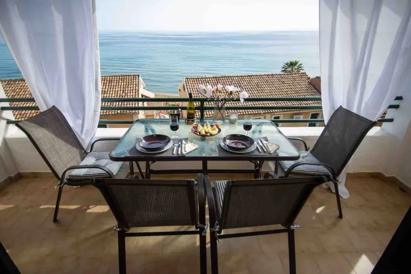 Alexandras On The Beach and Pool apt - Image 1