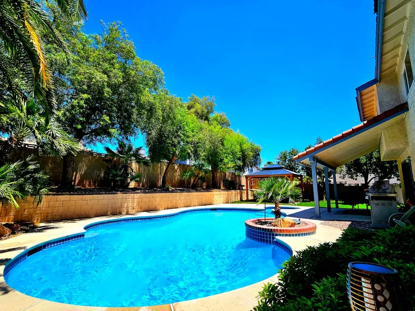 Spacious 4BD House/3BA/Pool/Spa/BBQ/9Min Strip/AC - Image 1