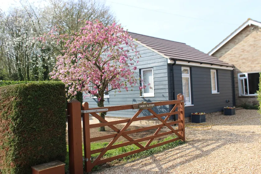 Cherry Blossom - bright, rural accommodation - Image 1
