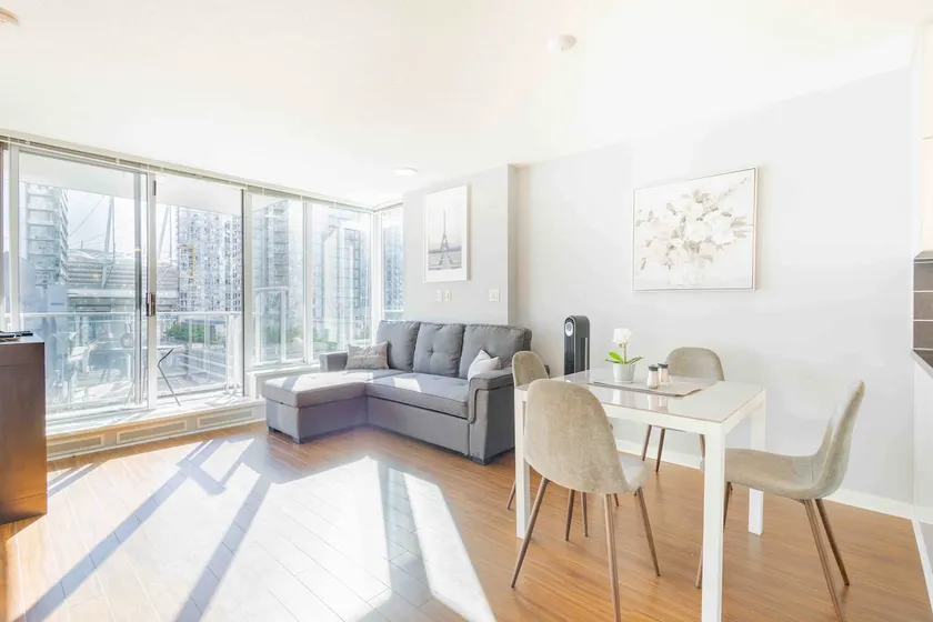 Bright 3BR Downtown Vancouver Condo w Pool & Gym - Image 1
