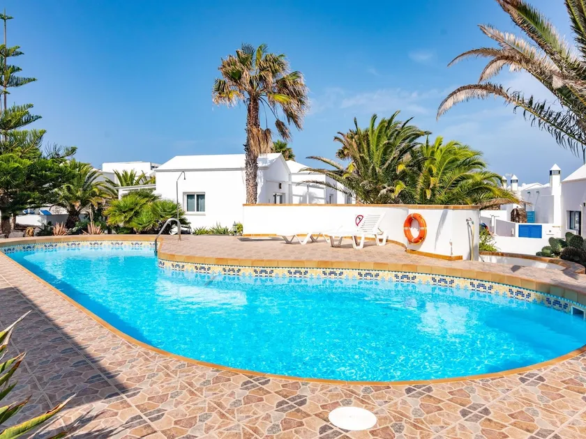 Spacious 2 bed bungalow in a quiet complex with a pool - A3 - Image 1