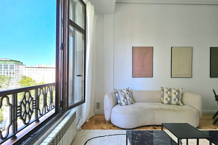Views, terrace, jacuzzi and 40% off at p2lhomes - Image 1