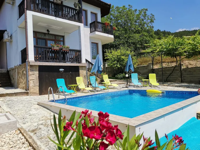 HOLLY - Quiet guest house with seaview and a pool - Image 1