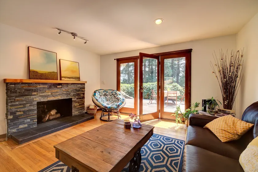 Central Sammamish Home With Private Setting - Image 1