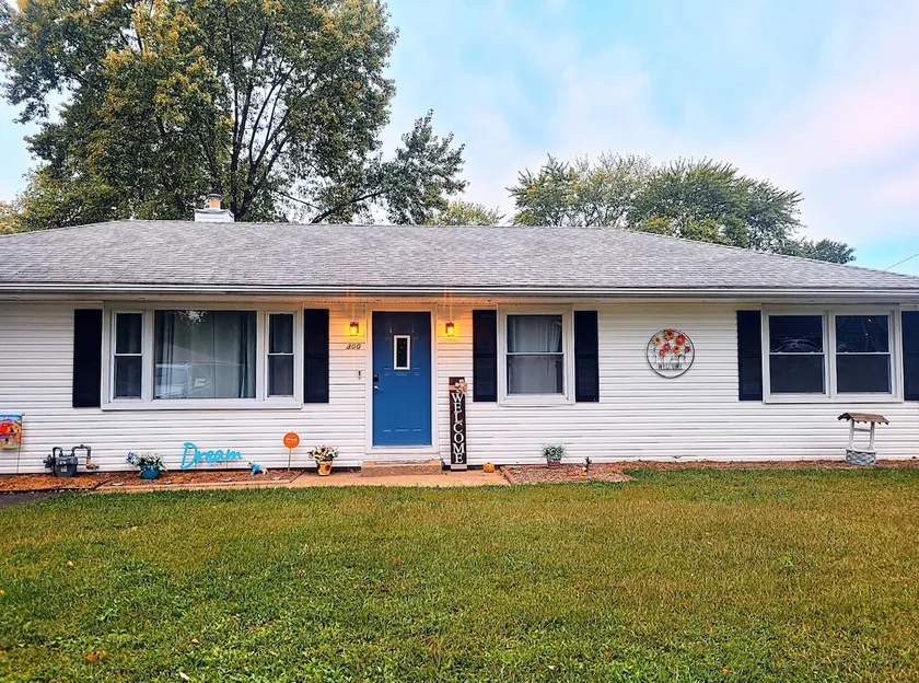 3 Bedroom, W/D, Parking, Fenced Yard & King Bed - Image 1
