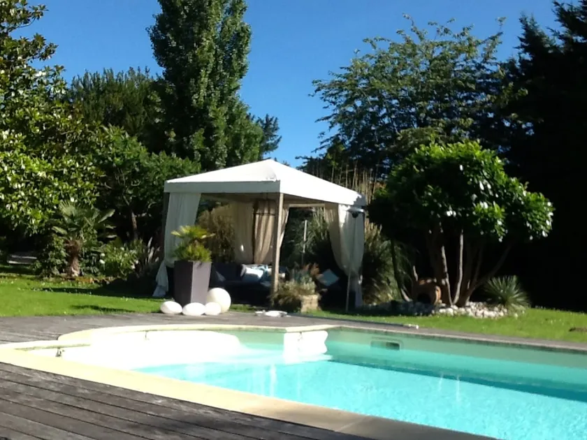 Swimming pool, park, and sweet family home - Image 1