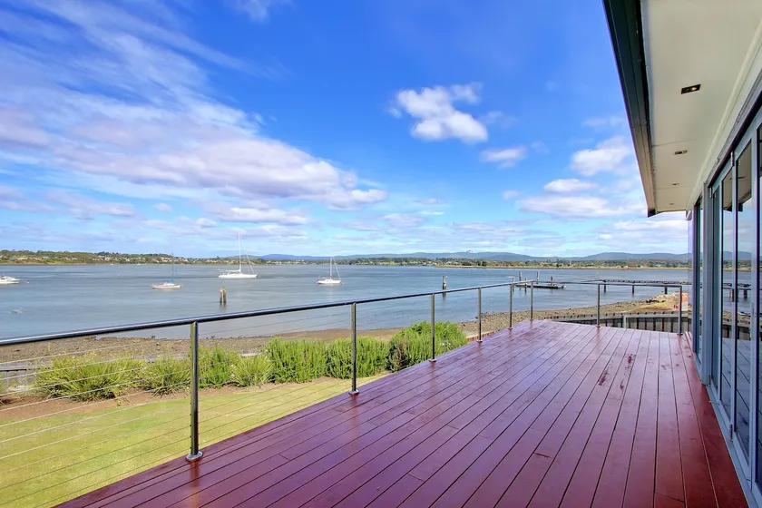 Waterfront Cottage with Stunning Romantic View - Image 1