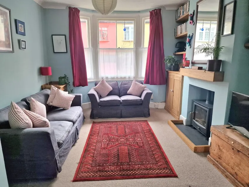 Delightful 2 bed garden cottage (free parking) - Image 1
