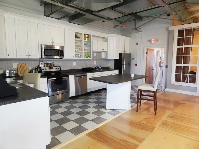 Deluxe corner apartment with riverfront views close to dining and downtown - Image 1