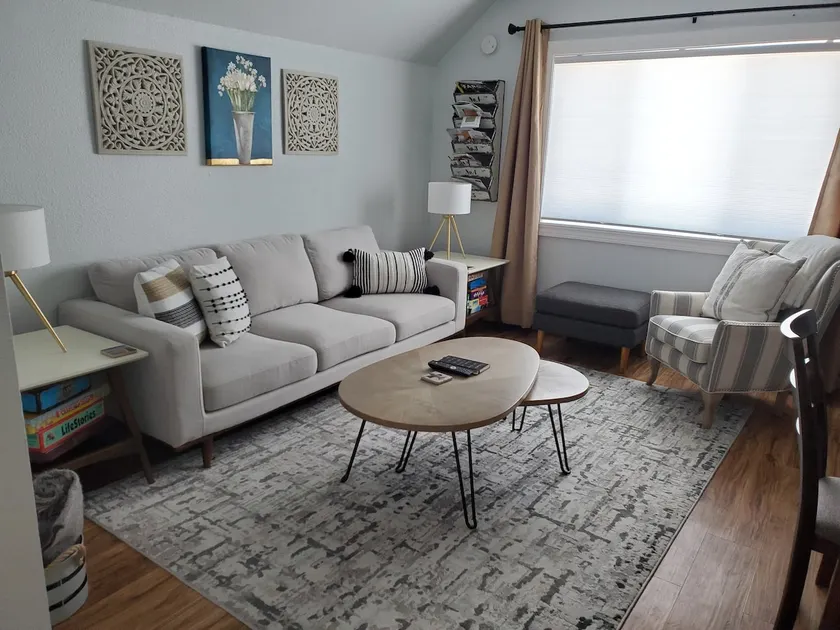 Bright Upper Unit | King Bed | Garage Parking - Image 1