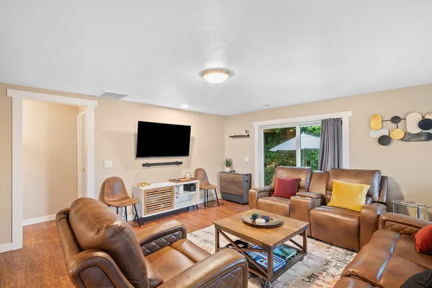 Casa Yeye! Dual Office WFH! HUGE Yard! Mins ~ PDX! - Image 1