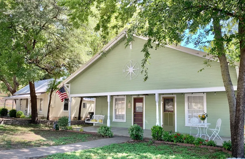 Compass Cottage • Walk to Downtown Glen Rose - Image 1