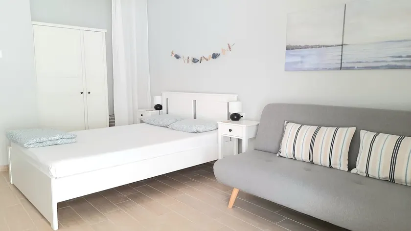 Summer flat on the beach front - Image 1