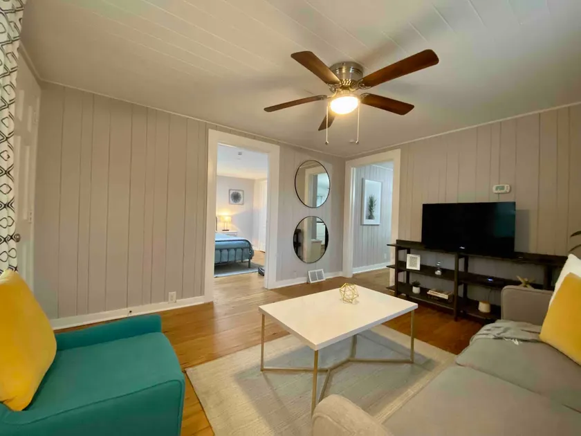 Quaint 2 bed 1 bath cottage style home - Image 1