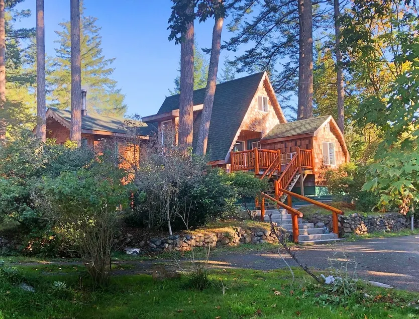 Charlie's Cozy Cabin & Owl Grove Venue - Image 1