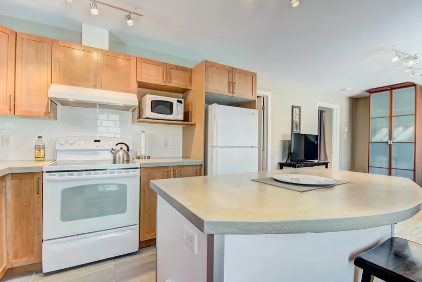 Charming 1BR Apt w/ Free Parking 5 Mins to Ottawa - Image 1
