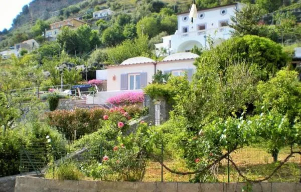 Un Impresionante villa en la costa de Amalfi con vistas al mar y amplios jardines privados - Image 1