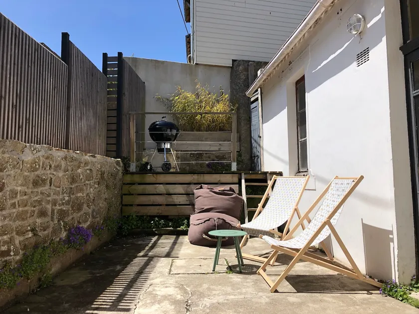 Family home facing the harbor - walking distance to the beach - Image 1