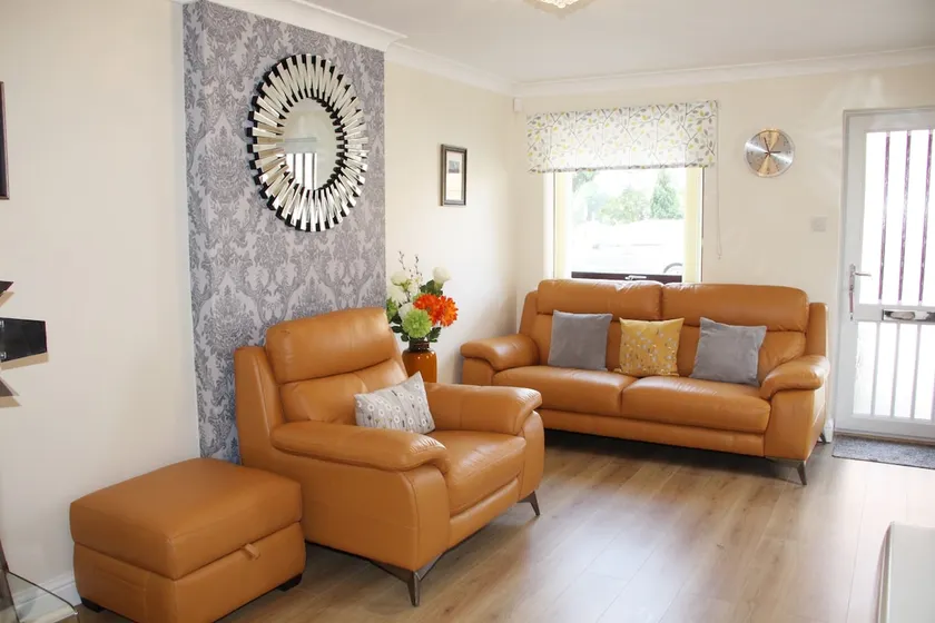City Centre Town House with Riverside Views and Free Parking 1BAK - Image 1