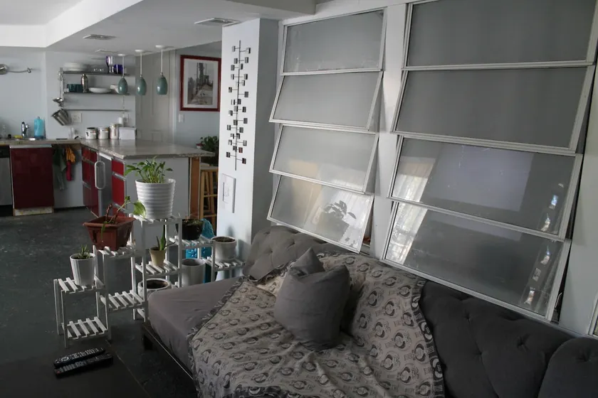 Spacious & Modern 1 BR Apartment - Image 1