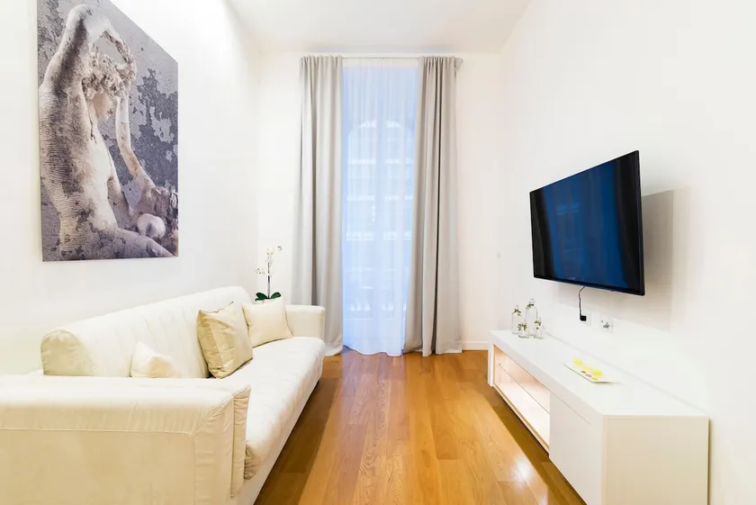 Refined 1-BR with balcony at Piazza Venezia - Image 1