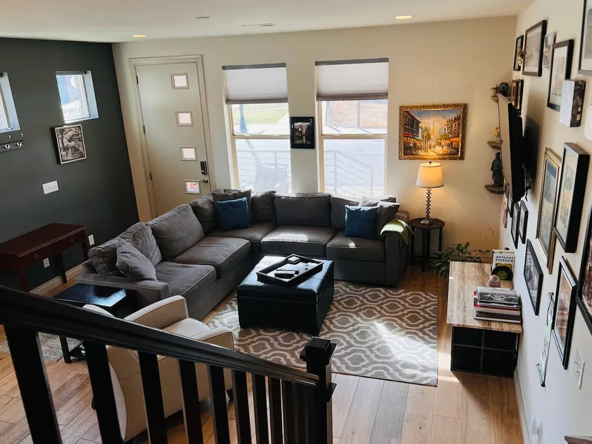 Modern Townhouse in Downtown with Private Balcony - Image 1