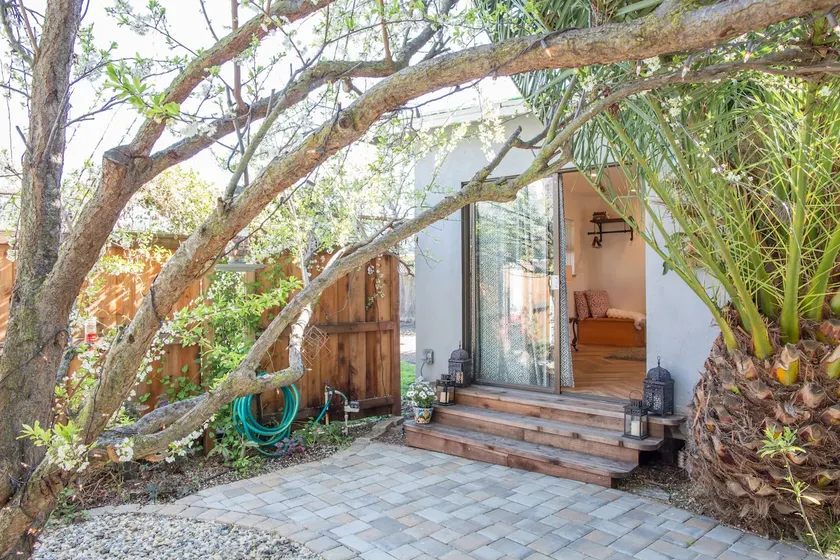 Private cottage in a garden - Image 1