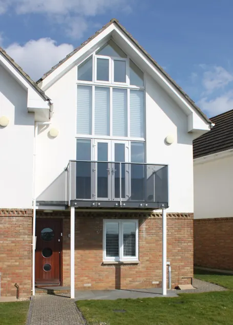 53Searoad, Sea Views,The Needles & The Isle of White, 3 bed, garden, beach, dogs - Image 1