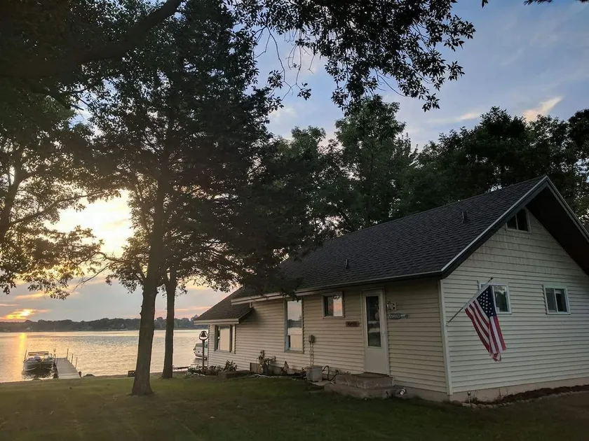 Hamptons style Lake house on Sunset point. With water on both the east and west! - Image 1