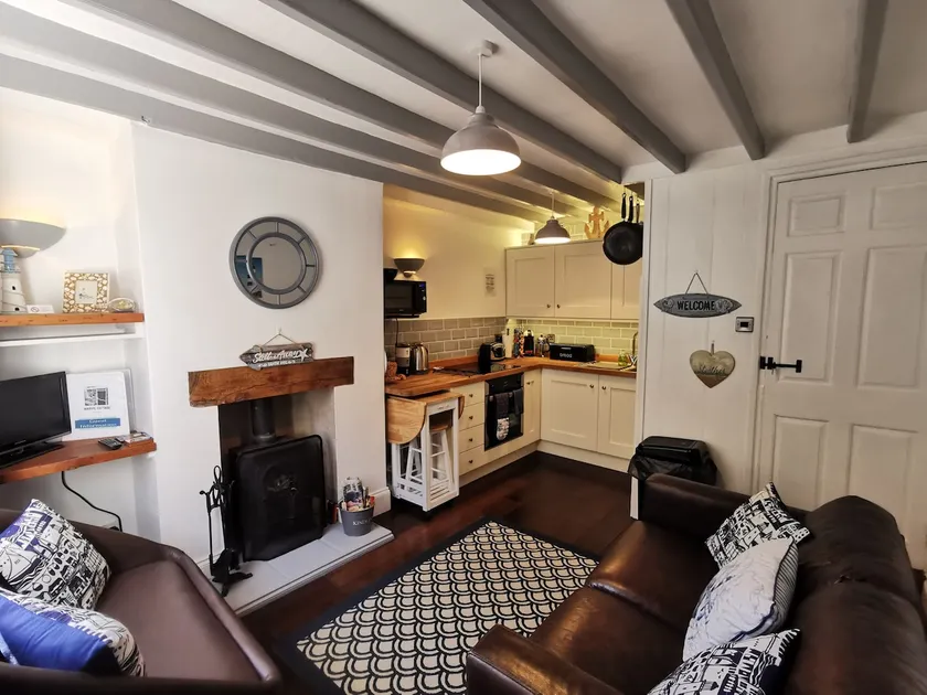Cosy two-bed cottage. Sleeps 4. Pets welcome. - Image 1