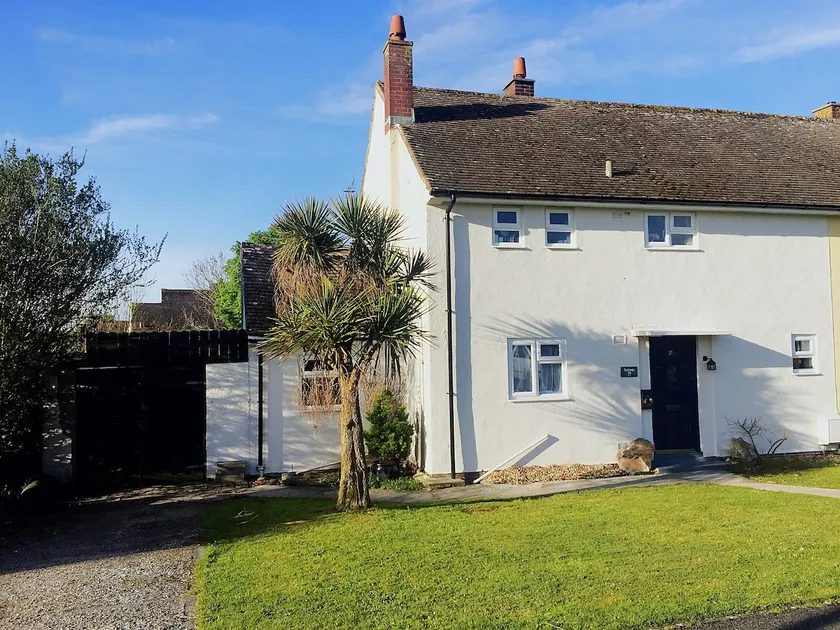 Sea Bean 2 Bedroom House Manorbier Tenby Pet Friendly - Image 1
