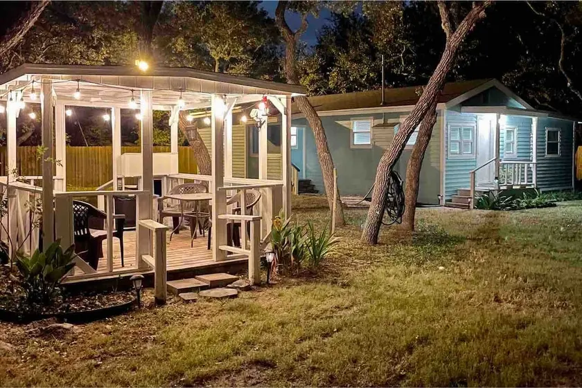 Salty Lola’s *huge fenced yard* - Image 1