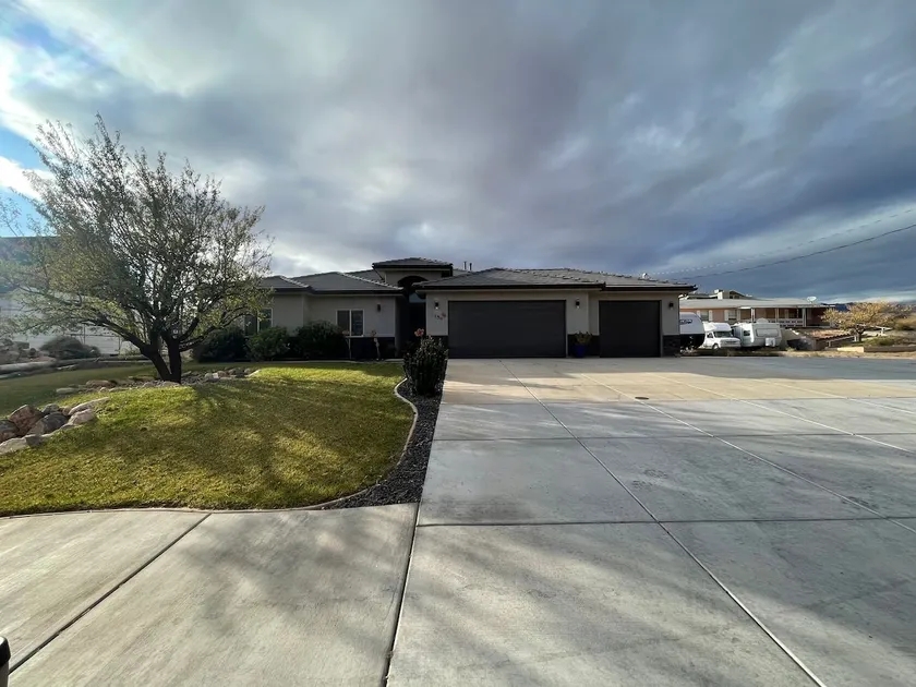 Spacious Home With Pool Spa. 25 min to ZION NAT. - Image 1