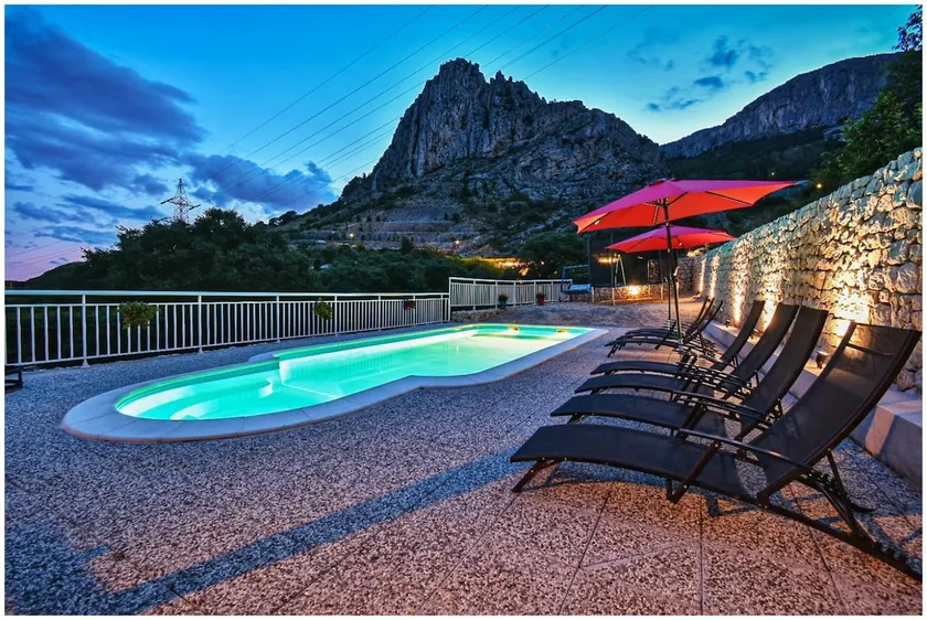 Sea view villa with heated pool near Split - Image 1