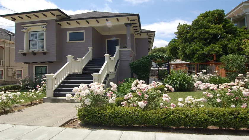 Only One block to Downtown! We pay the ABB fees! - Image 1