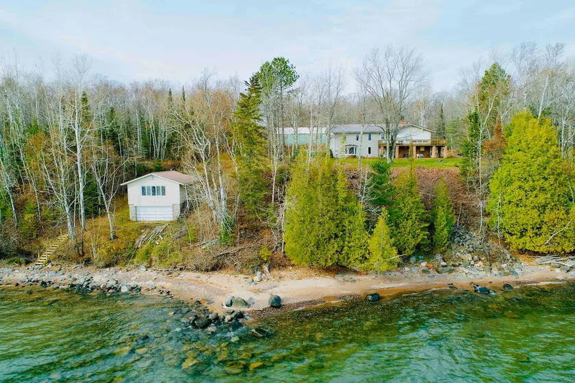 Private Beach Haven with Large Lakehouse - Image 1