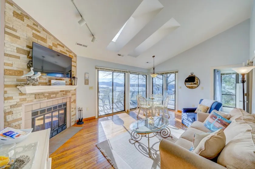 Fun Lake Getaway with Breathtaking Views - Image 1