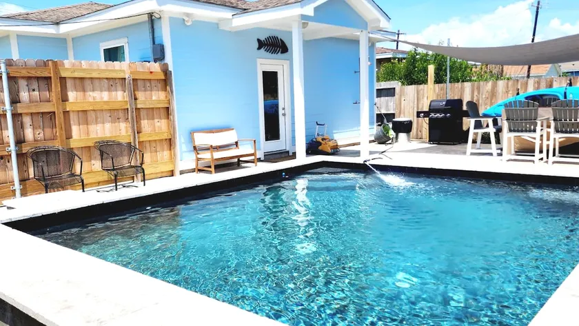 Pool House - Image 1