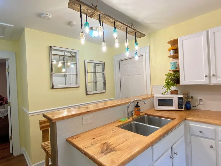 Full Kitchen, 2 Bed, 2 Bath W/ Laundry & Fish Pond - Image 1