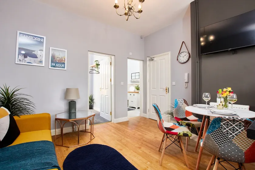Modern Apt; Close To EMA • FREE Gym & Pool Access - Image 1