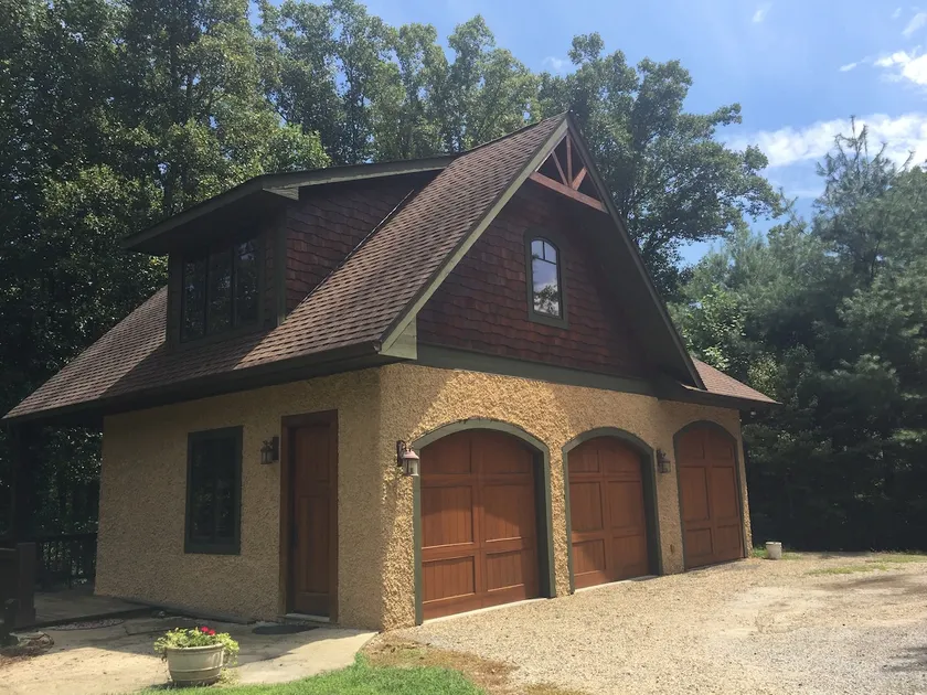 Beautiful Location ! Clean , Modern and Inviting! - Image 1