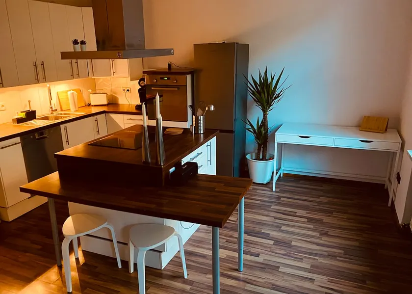 Lovely townhouse with good transport links - Image 1