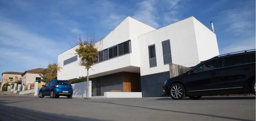 Modern house with private pool and barbecue - Image 1