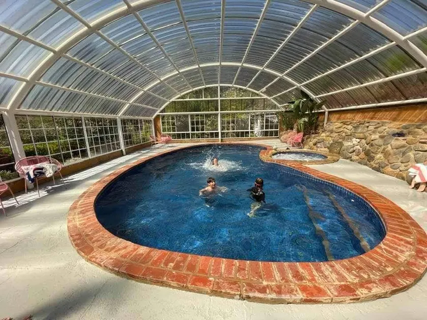 Cosy Couple's Escape, Heated Pool & Scenic views - Image 1